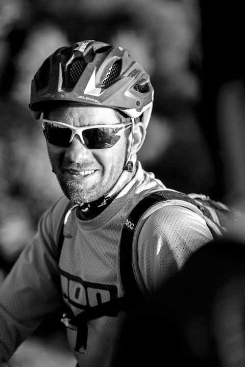    Berny Stoll, 37 years old, carpenter & bike guide: Berny guides on La Palma in winter and in the Alps in summer. In his private life, he enjoys "hairpin bend carnage" and "tapa hopping" - and the fact that he can ride fast trail laps around Lake Tegernsee in his native Bavaria on his e-MTB.