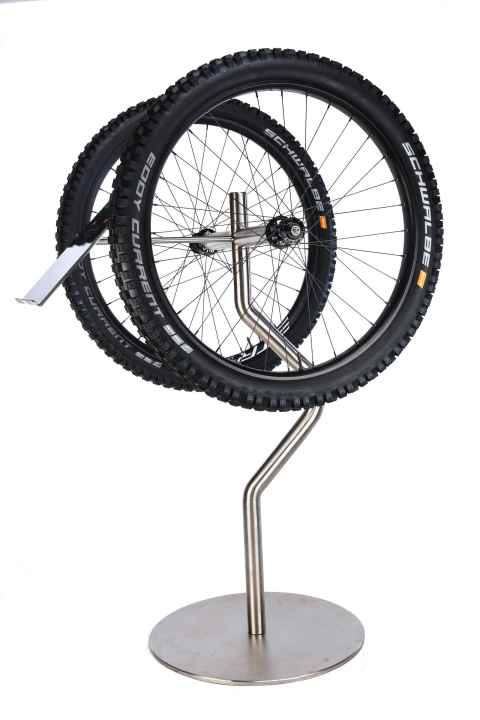 AWARD WINNER - Eddy Current  Hersteller: Schwalbe - Jury Statement: Ein innovatives Reifendesign mit gutem Grip, um der höheren Leistung von S-Pedelecs gerecht zu werden. Der vordere Reifen ist für eine gute Kurvenlage entwickelt worden, während der stabilere Hinterreifen die Fahreigenschaften verbessert.