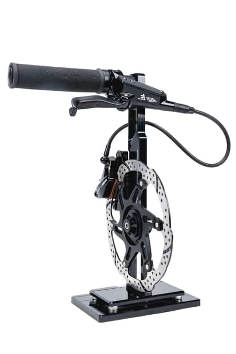 AWARD WINNER - e-MTB   Hersteller: Tektro Technology Corporation - Jury Statement: Mit ihrer dickeren Bremsscheibe (2,3 mm, Anm. d. Red.) ist diese Bremse speziell für die Anforderungen von E-Mountainbikes entwickelt worden. Das sorgt für mehr Langlebigkeit und längere Wartungsintervalle.    Wir sagen: Sehr vernünftig! Die Scheibe verspricht im Vergleich zu den fünf Millimeter dünneren Standard-Scheiben Standfestigkeit ohne Ende und hätte auch eine Tuning-Option für die in diesem Punkt schwächelnde <a href="https://www.bike-magazin.de/komponenten/bremsen/xxl-stopper-4-mtb-bremsen-im-labor-und-praxistest/" target="_blank" rel="noopener noreferrer">TRP Quadiem</a>  sein können, ist aber leider etwas zu dick.