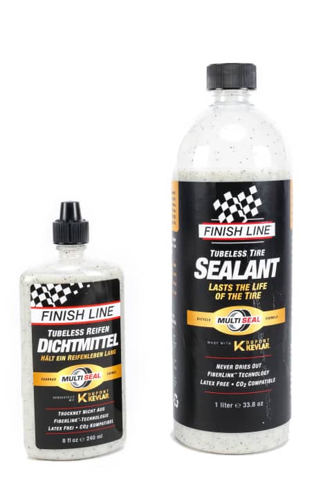 GREEN AWARD WINNER - Finish Line Tubeless Tire Sealant  Hersteller: Finish Line Technologies - Jury Statement: Dieses innovative Dichtmittel ist ein echter Fortschritt für schlauchlose Reifen. Seine neue Mischung ist nicht nur Latex-frei und weniger aggressiv als bisherige Produkte, sie trocknet auch nicht aus, was die Haltbarkeit deutlich erhöht. Den Green Award erhält das Produkt, weil es dafür sorgt, dass nicht nur weniger Schläuche und Reifen verbraucht werden, sondern auch weniger Dichtmittel. Ein anderes Verpackungsmaterial würde den Award sogar noch grüner machen.