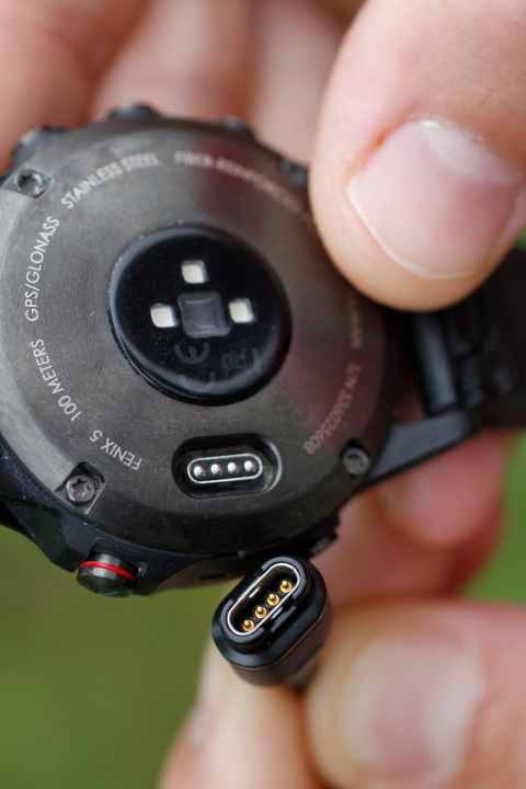   Robustes Ladekabel, aber leider kein gängiger Standard wie Micro-USB.