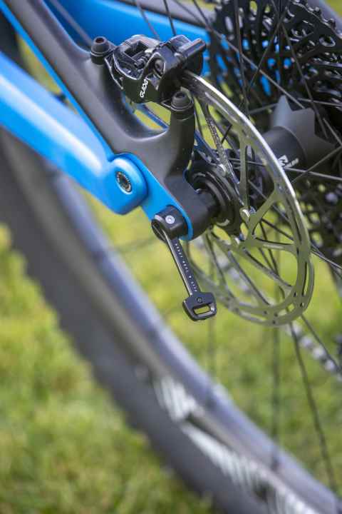   Canyon calls its rear wheel axle with extendable lever the Quixle. Removing the wheel is quick and saves you having to look for an Allen key.