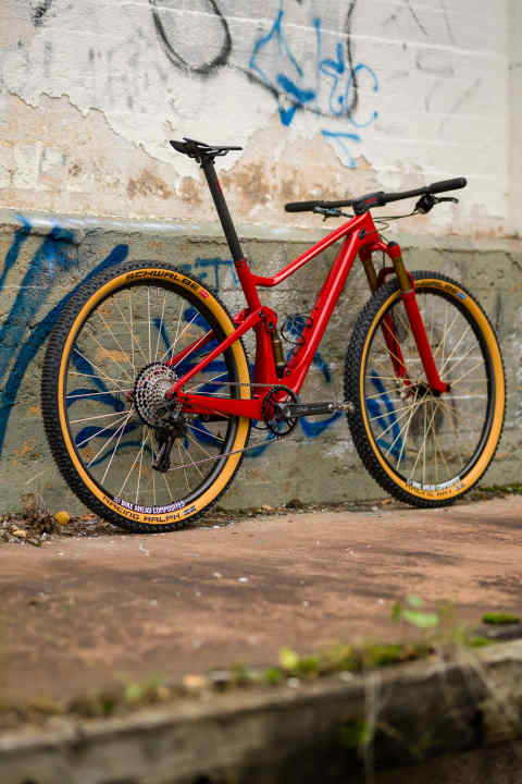 A colour like the famous Formula 1 cars from Maranello: Ferrari Racing Red.