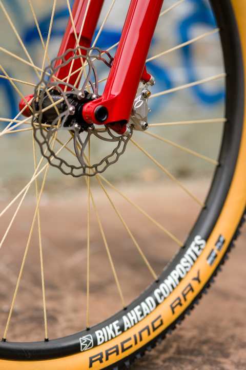 Die Trickstuff Piccola-Bremssättel krallen sich an Ashima Ai2-Scheiben.