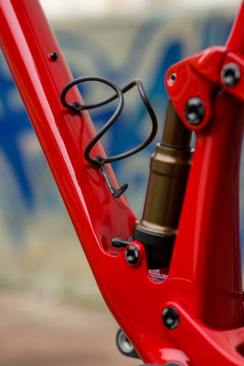 Eight well-invested grams against dehydration: the bottle cage from CarbonWorks.