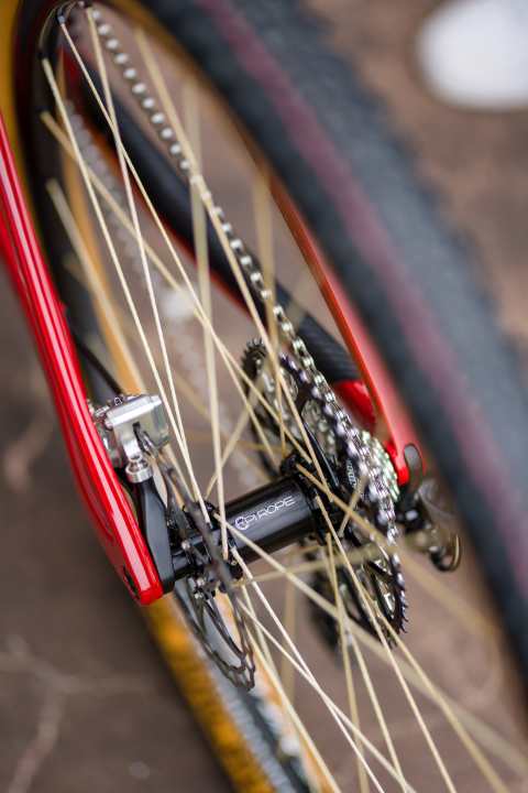 The fibre spokes of the <a href="https://www.bike-magazin.de/mtb_news/teile_zubehoer/pi-rope-laufraeder" target="_blank" rel="noopener noreferrer nofollow">PiRope wheels</a> from Chemnitz weigh just 2.2 grams each. The carbon rims come from <a href="https://www.bike-magazin.de/hintergruende/typen_portraet/bike-besucht-bike-ahead-composites" target="_blank" rel="noopener noreferrer nofollow">Bike Ahead Composites</a> from Würzburg.