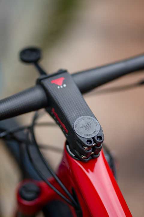 Die Ahead-Kappe von Schmolke wiegt ein Gramm. Die Luftkammer-Abschlusskappe der Fox 32-Gabel laminiert Hopp Carbon per Hand.