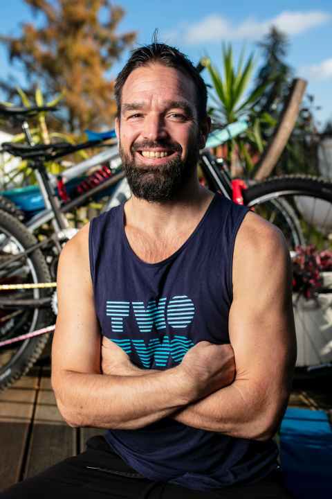   Timo Pritzel ist mittlerweile 43 Jahre alt, arbeitet als Yoga-Lehrer und lebt in Berlin.