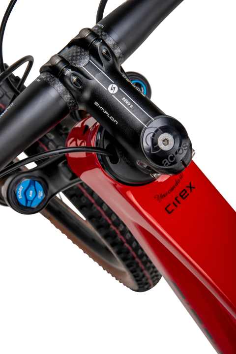   The cables disappear over the top of the headset cap inside the frame. This solution was developed by Simplon together with Acros and is already used on the Razorblade.