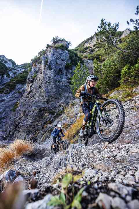 R Raymon Fullray E-Seven 9.0 and Giant Trance X E+ 2 Pro 29 rely on very long chainstays and steep seat angles. This means that even demanding ramps are easy to master.