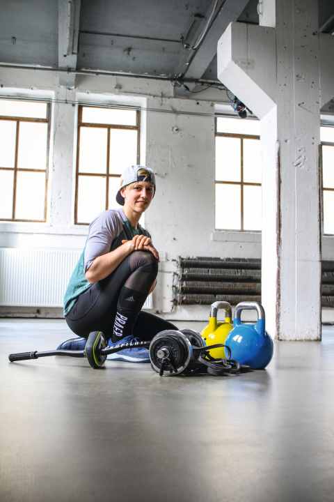 Zwei bis drei Mal die Woche investiert Nina Hoffmann jeweils anderthalb bis zwei Stunden in ihr Krafttraining. Uns zeigt sie die besten Übungen für zu Hause. Ab Seite 80