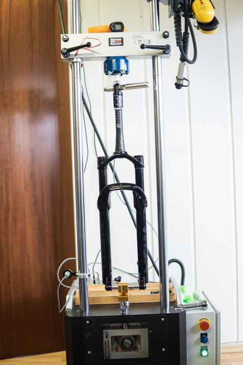   The centrepiece of the workshop. The dynamic test bench for suspension elements compresses forks or dampers at a speed of up to 0.8 metres per second and records the resistance produced by the damping.