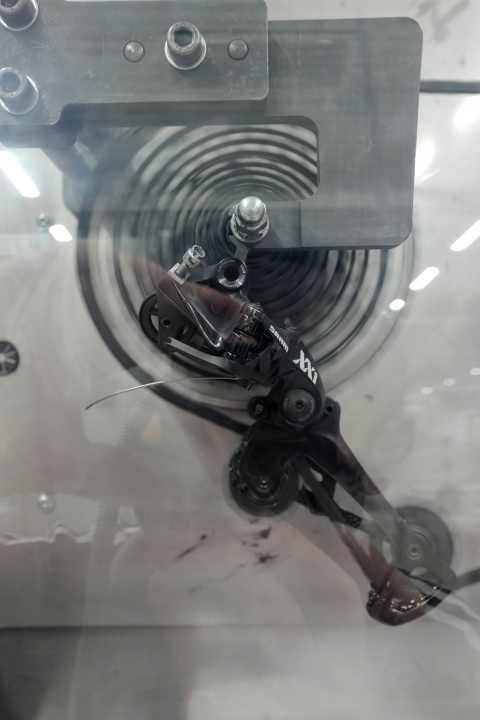   A rear derailleur on the test bench: During the tests, a total of 400 metres of chain are worn per month.