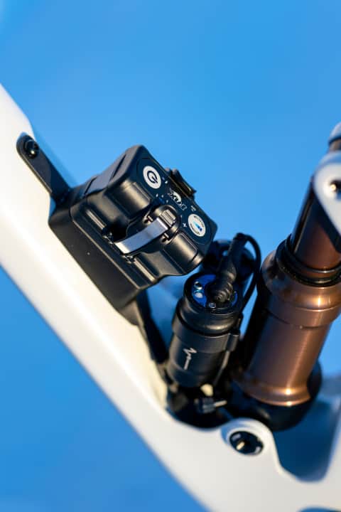   The Fox Live Valve system works electronically and automatically adjusts the suspension to the terrain and riding situation in three milliseconds.