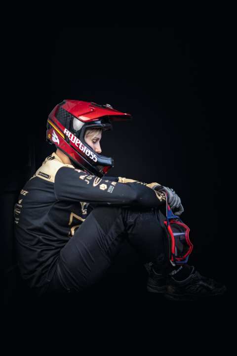 Just six years lie between her first bike tour and her first World Cup downhill victory, and she finished 2020 in third place in the overall World Cup. Nina's speciality: technical, steep descents. But even she needs a "mental kick up the arse" from time to time. Mental training, part 3 of our fitness series with Nina Hoffmann - in BIKE 4/2021. page 112.