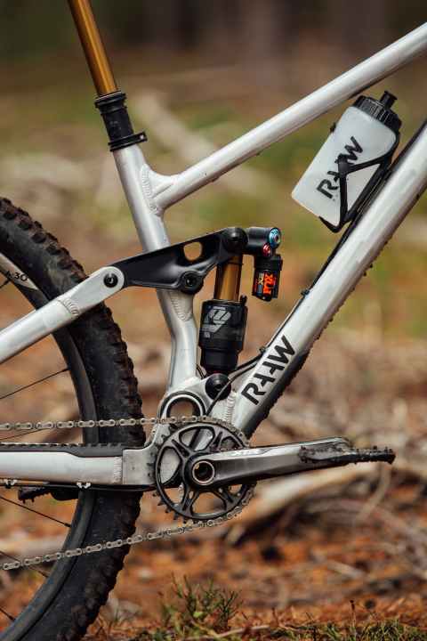   The rear suspension kinematics are similar to those of the Madonna V2 and should provide 135 millimetres of travel.