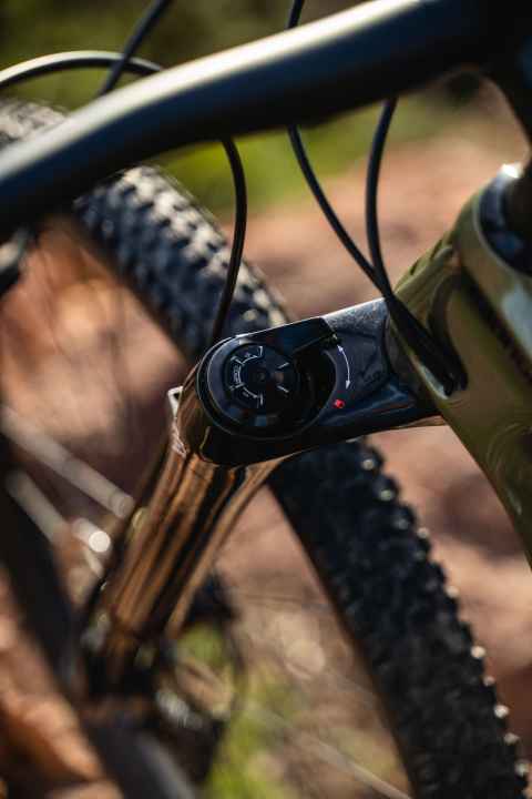   To lock the 120cc Lefty, you have to reach for the fork. A handlebar remote control can be retrofitted.