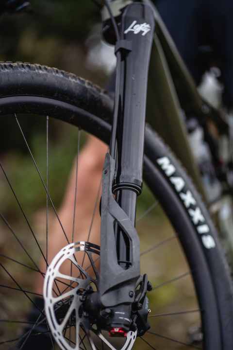   Das Luftventil sitzt an der Lefty Ocho seitlich unten, der Carbon-Protektor schützt das Standrohr.