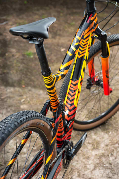 The matching clothing kit and the virtual version of the bike can be unlocked in Zwift by taking part in individual stages. If you want to win the real bike, you have to complete all four stages.