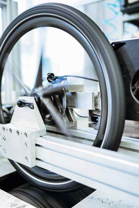 Den ersten Schritt des Einbremsens von Bremsbelägen übernehmen teilweise bereits die Hersteller, indem sie die Disc-Beläge über 400 Grad erhitzen. Das schafft auch unser Bremsenprüfstand im BIKE-Testlabor.