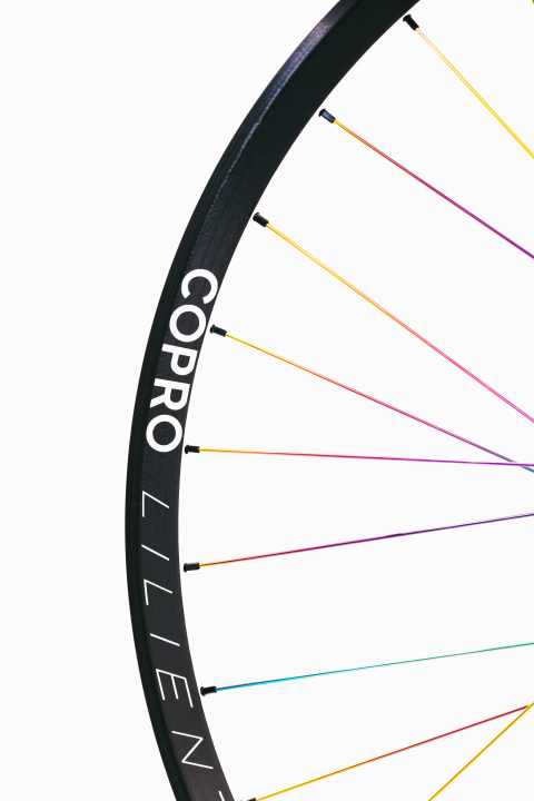   Die Carbon-Felgen fertigt CoPro automatisiert mit Endlosfasern. So kann die Faserausrichtung optimiert werden, es fallen keine Kosten für Formen an und der Verschnitt wird auf ein Minimum reduziert.