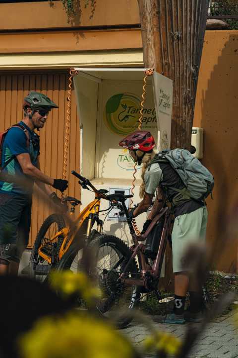   Das Trail-Netz rund um Baiersbronn wurde mit den nötigen Ausnahmegenehmigungen von der <a href="https://www.bike-magazin.de/tag/2-meter-regel" target="_blank" rel="noopener noreferrer nofollow">Zwei-Meter-Regel</a>  ausgeheckt. Und Ladestationen für E-Bikes gehören selbstverständlich zur Infrasturktur dazu.