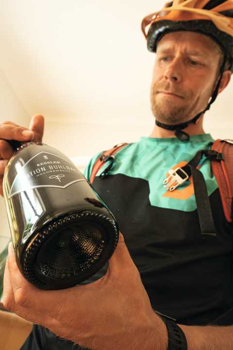   Who invented them? No, not the French. The champagne bottle with the typical pressure-reducing bulge was developed around 200 years ago in the Buhlbach glassworks near Baiersbronn. At six bar, the pressure in a champagne bottle is many times higher than in a bike tyre.