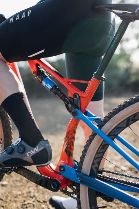   Der progressive Hinterbau soll durch seine kompakte Bauweise extrem steif sein. Praktisch: Dadurch passen zwei Flaschenhalter in den Rahmen.