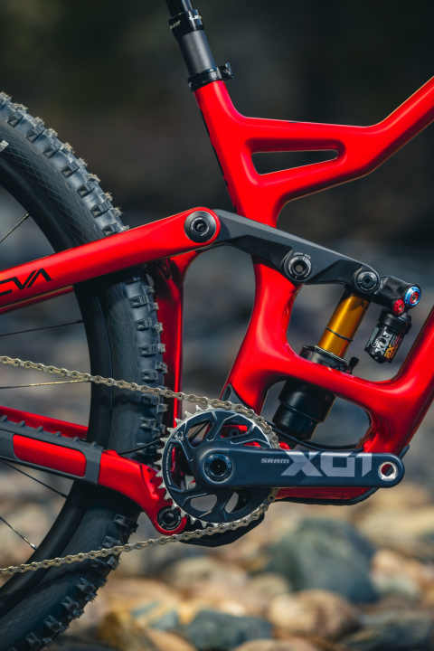   Der CVA-Hinterbau, der auch beim <a href="https://www.bike-magazin.de/mountainbikes/all_mountain/test-2020-niner-rip-9-rdo-29" target="_blank" rel="noopener noreferrer nofollow">RIP 9</a>  zum Einsatz kommt, ist sehr antriebsneutral und zugleich sensibel.