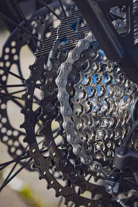   Auch die neuen LinkGlide-Kassetten von Shimano verfügen für einen leichtgängigen Gangwechsel über Steig- und Fallhilfen.