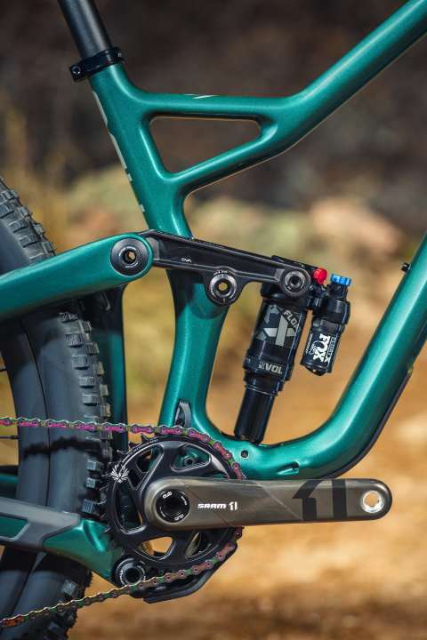   With Niner's CVA system, a closed, rear frame triangle rotates around a virtual pivot point via two deflection levers.