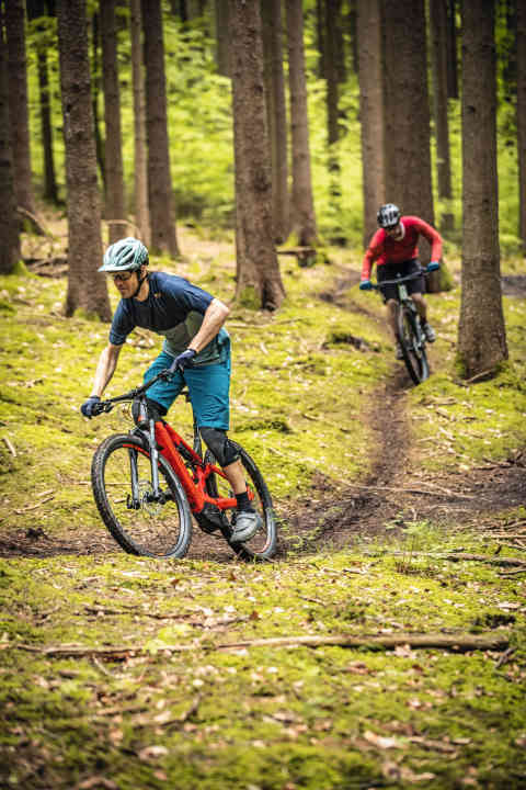   Unsere beiden Duell-Bikes vertragen auch Abstecher ins Gelände. Mit noch günstigeren E-Bikes wäre das keine große Freude.
