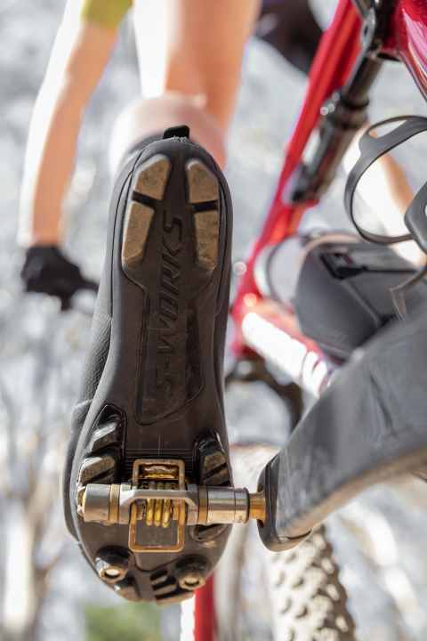   Thanks to the carbon sole and stiff Dyneema upper material, power should be transferred from the foot to the pedals with as little loss as possible.