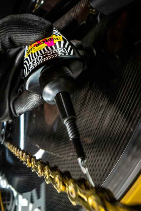 The new Muc-Off lubricant comes relatively thin from the dropper bottle. Classic chain oils cost around 10-15 euros per 100 ml, Ludicrous AF costs ten times as much.