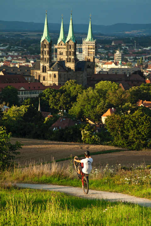 Per Wheelie zur Beichte oder zum Feierabendbier: In Bamberg ist beides möglich. Dom und Brauereien liegen in direkter Nachbarschaft.
