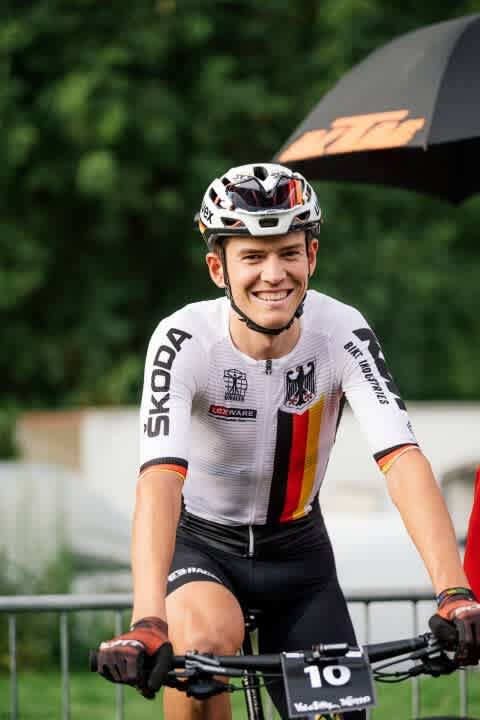   Strahlte auch beim Fernseh-Interview nach der WM-Medaille: Max Brandl.