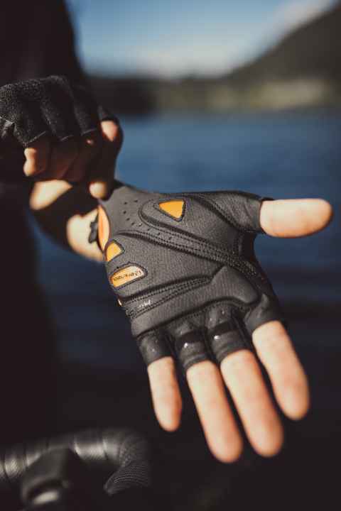   Der Kurzfingerhandschuh Iton: Die Bi-Fusion-Dämpfung von Roeckl kombiniert Gel- mit darunter liegenden Schaumpolstern. Das soll den Druck auf die Hände noch besser verteilen und so vor Ermüdung schützen.