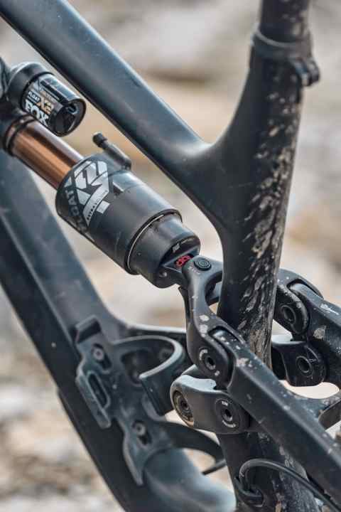   Unter dem fetten X2-Dämpfer des Carbon-Capra hat jetzt eine Trinkflasche Platz.