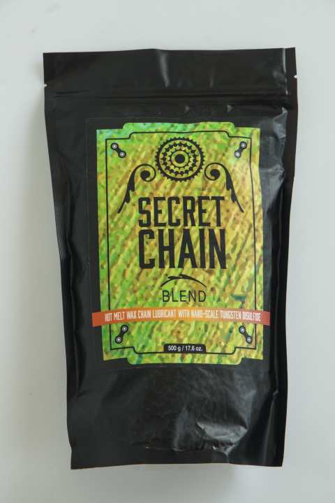   Heißwachs: Silca Secret Chain Blend | 500 Gramm Paraffin, veredelt mit Nano-Partikeln aus Wolframdisulfid, einem extrem flutschigen Festkörperschmierstoff, kleiner und reibungsärmer als PTFE. Die wiederverschließbare Verpackung kann im Wasserbad erwärmt und als Topfersatz benutzt werden. Das Wachs ist ergiebig (5 g pro Schmierung) und bildet eine harte Schicht. 44,95 Euro / <a href="https://www.silca.cc/" target="_blank" rel="noopener noreferrer nofollow">www.silca.cc</a>