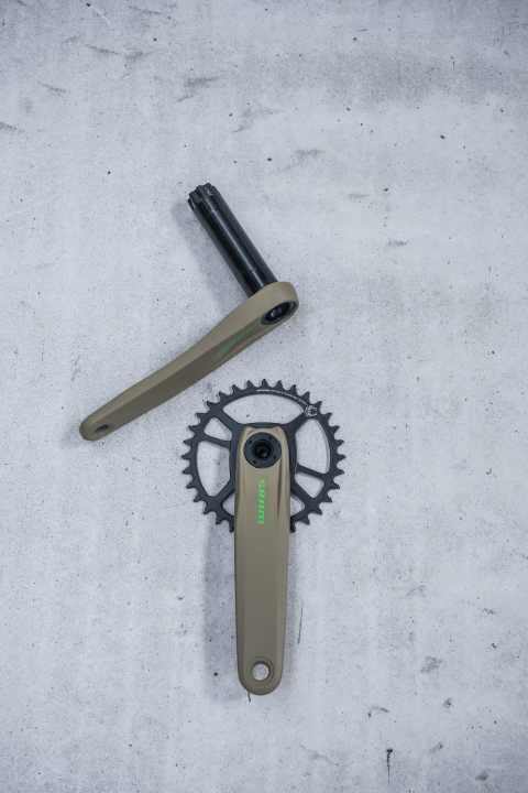   The crank comes from the current Sram NX Eagle ensemble and was selected because the crank arms and the pressed shaft are made from the same aluminium alloy. This means that the material used can be recycled separately. The installed steel chainring costs just 19 euros and was fitted because its durability is significantly better than that of the more expensive but lighter aluminium chainrings.