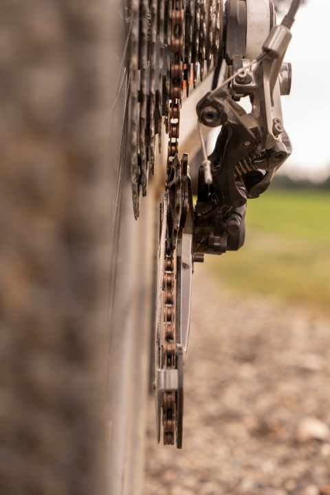   Out of position: A swirling stick got stuck in the rear derailleur of the Canyon Exceed CFR Team and bent the pulley and cage. A new rear derailleur is the only solution to the poor shifting function.