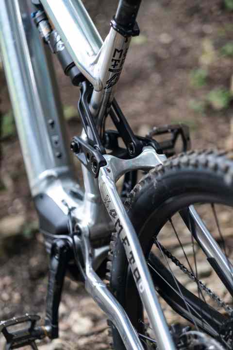   Eye-catching Commencal: The Meta Power isn't quite as comfortable as the Canyon, but it utilises the shorter travel (160 mm) efficiently and develops pop for jumping. Super!