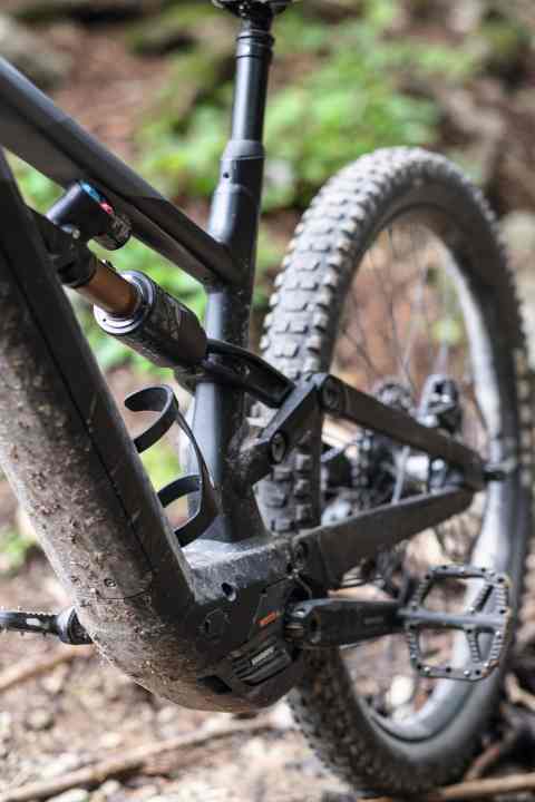   Canyon eye-catcher: The 180 mm rear end of the Canyon generates grip, a lot of comfort and allows a lot of speed. However, we would have liked a platform function for the climbs. The rear end bobs noticeably when pedalling.