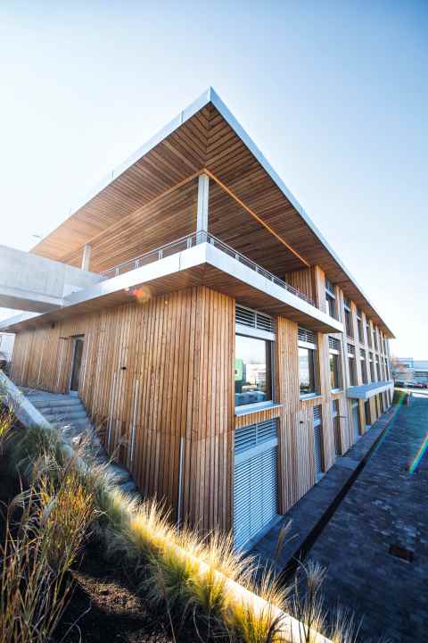 Lots of wood, low energy consumption: Zedler's company headquarters scores plenty of eco points. The company covers 40 % of its water requirements with rainwater from its own roof. 100% renewable energy at the company headquarters, almost half of which comes from the company's own solar system. 20% waste avoidance from 2018 to 2020, despite an increase in turnover.