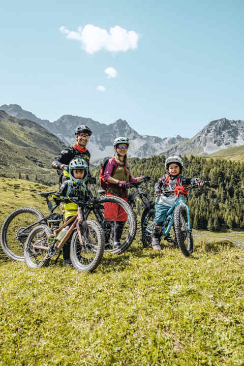   Der Name ist Programm. Tatort: Arosa. Entweder geht man als Familie auf die Trails, oder man lässt den Nachwuchs mit den Coaches losziehen. <a href="https://arosa.swiss/familybikevibes" target="_blank" rel="noopener noreferrer nofollow">https://arosa.swiss/familybikevibes</a>