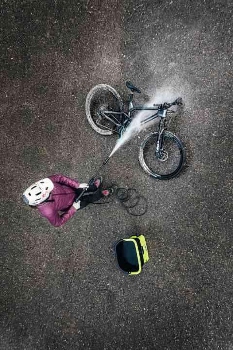 Of course, you can also ride through the terrain on a dirty bike. But if you want to enjoy your bike for a long time, there's no getting round regular maintenance. We have tested mobile cleaning devices and show you how to get your bike pore-deep clean. Page 74