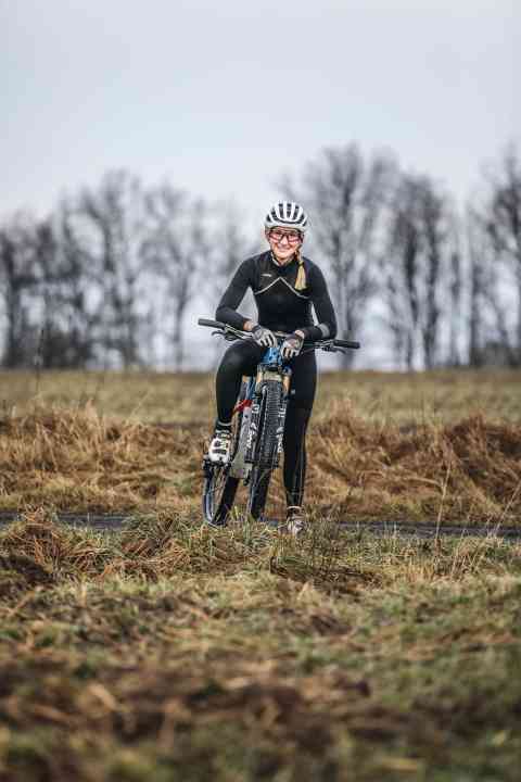   Yvonne Liebrenz, Bürokauffrau und Rennfahrerin, 24 Jahre: „Trainingslager mache ich eigentlich lieber irgendwo im Süden. Am liebsten auf Mallorca. Da sind die Tage zwar auch noch nicht viel länger als hier bei uns, aber mit Temperaturen von um die 20 Grad freundlicher und sonniger. Mir macht das Training draußen einfach viel mehr Spaß, und ich fange mir weniger schnell eine Erkältung ein, die mich trainingsmäßig wieder um ein oder zwei Wochen zurückwerfen würde."