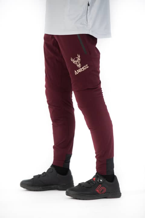   Dank 4-Wege-Stretch sollen auch Knieschoner unter die Shredder-Pants passen.