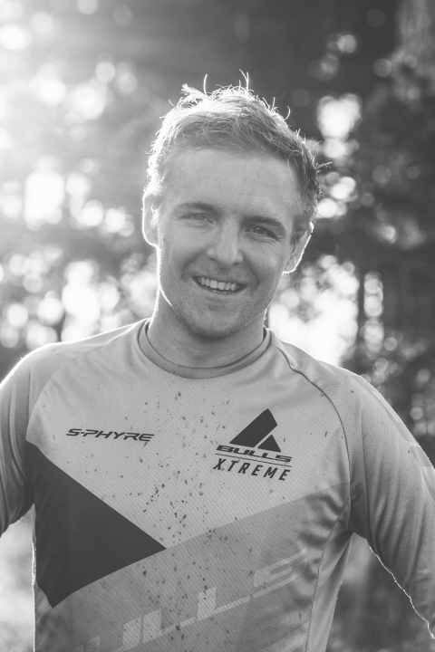   Christian Textor, Promi-Tester: „Das Rocky macht den Freerider und den Racer in mir glücklich. Selbst mit der langen Kettenstrebeneinstellung fährt sich das Rocky verspielt. Meine Nr. 1.“