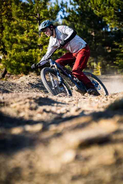   Larger battery, bigger wheels, longer geometry: The <a href="https://www.bike-magazin.de/emtb/e_mtb_news_neuheiten/e-mtb-neuheiten-2022-santa-cruz-heckler" target="_blank" rel="noopener noreferrer nofollow">new Santa Cruz Heckler</a> surpasses its predecessor in many respects. On the trail too? Page 96